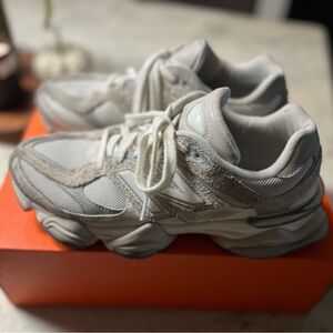 New Balance Women's Sneakers - White and Gray